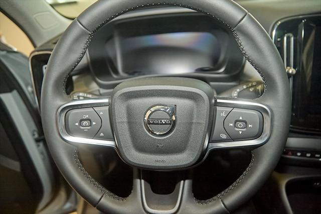 new 2025 Volvo XC40 car