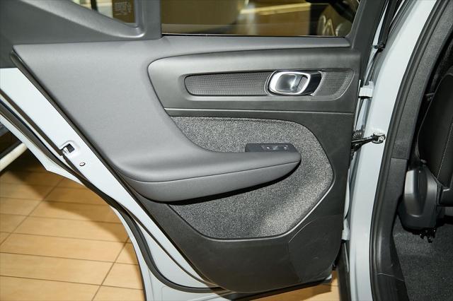 new 2025 Volvo XC40 car