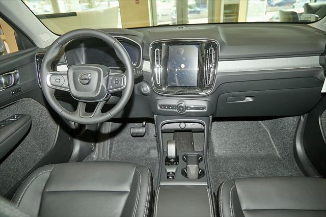 new 2025 Volvo XC40 car