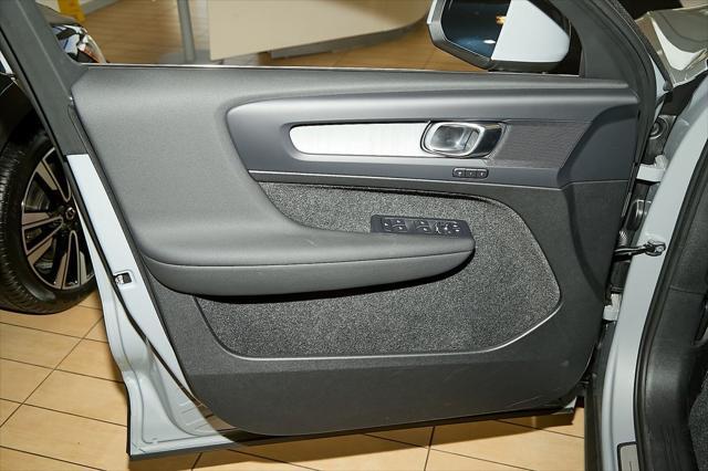 new 2025 Volvo XC40 car