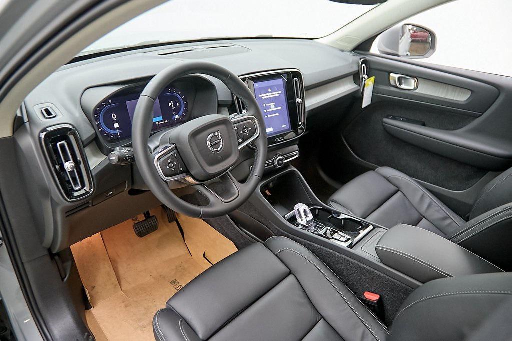 new 2025 Volvo XC40 car, priced at $44,088
