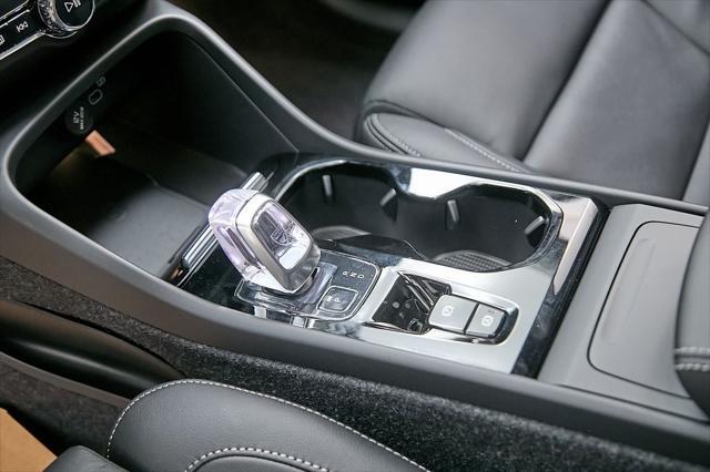 new 2025 Volvo XC40 car