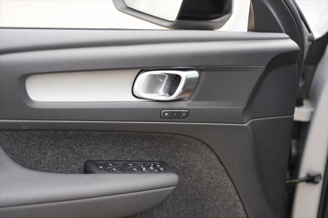 new 2025 Volvo XC40 car