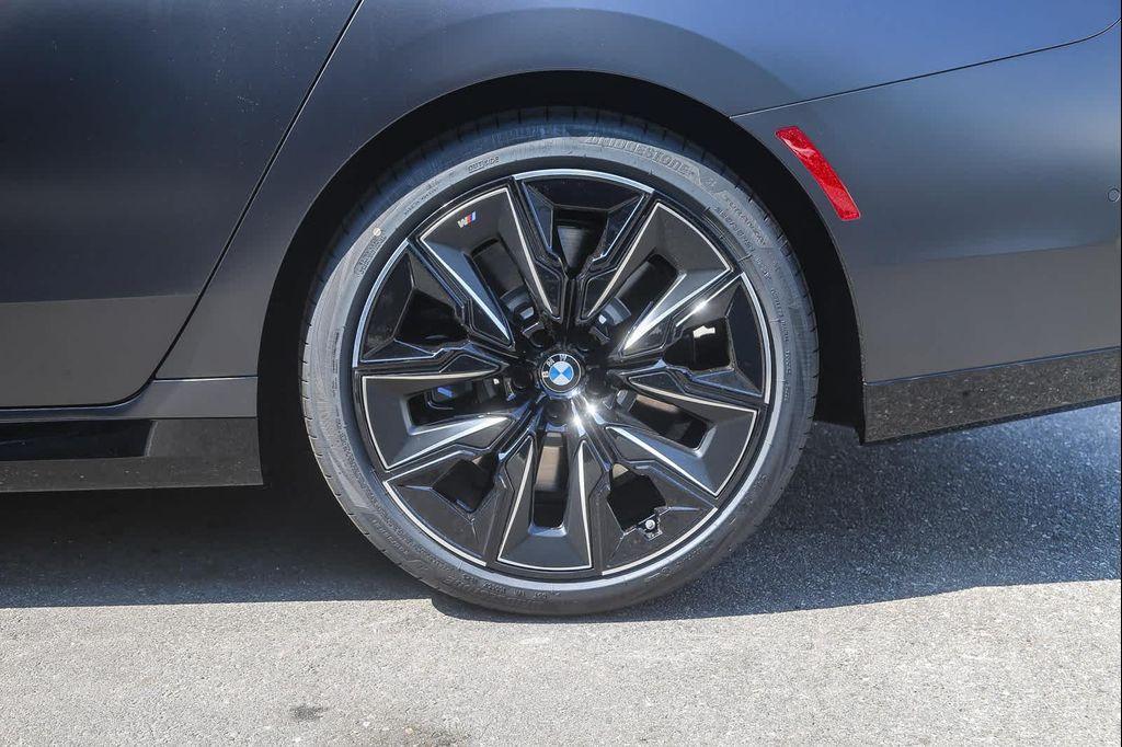 new 2025 BMW 760 car, priced at $139,025