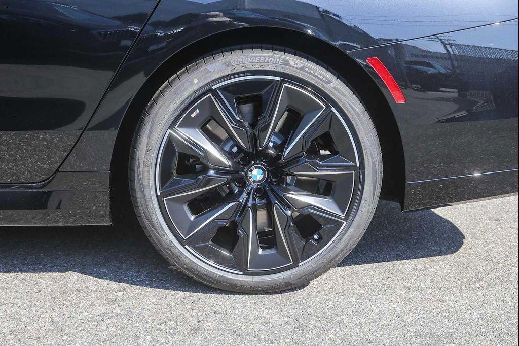 new 2025 BMW 760 car, priced at $132,025