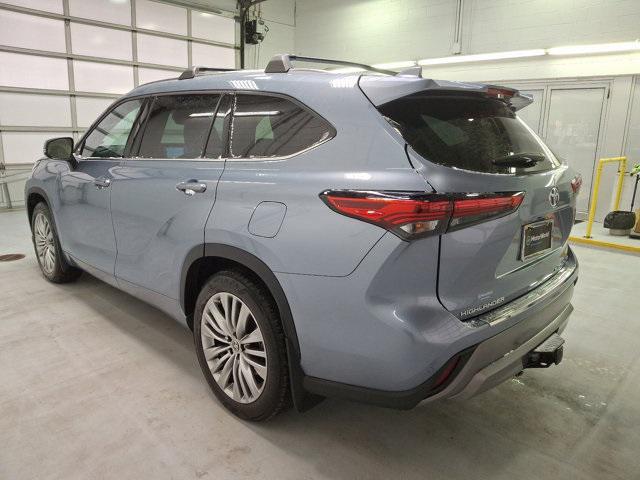 used 2022 Toyota Highlander car, priced at $41,800