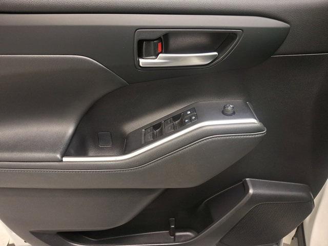 used 2021 Toyota Highlander car, priced at $33,000