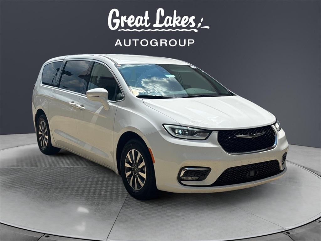 used 2022 Chrysler Pacifica Hybrid car, priced at $27,733