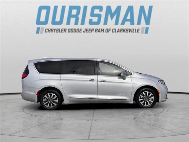 used 2022 Chrysler Pacifica Hybrid car, priced at $31,000