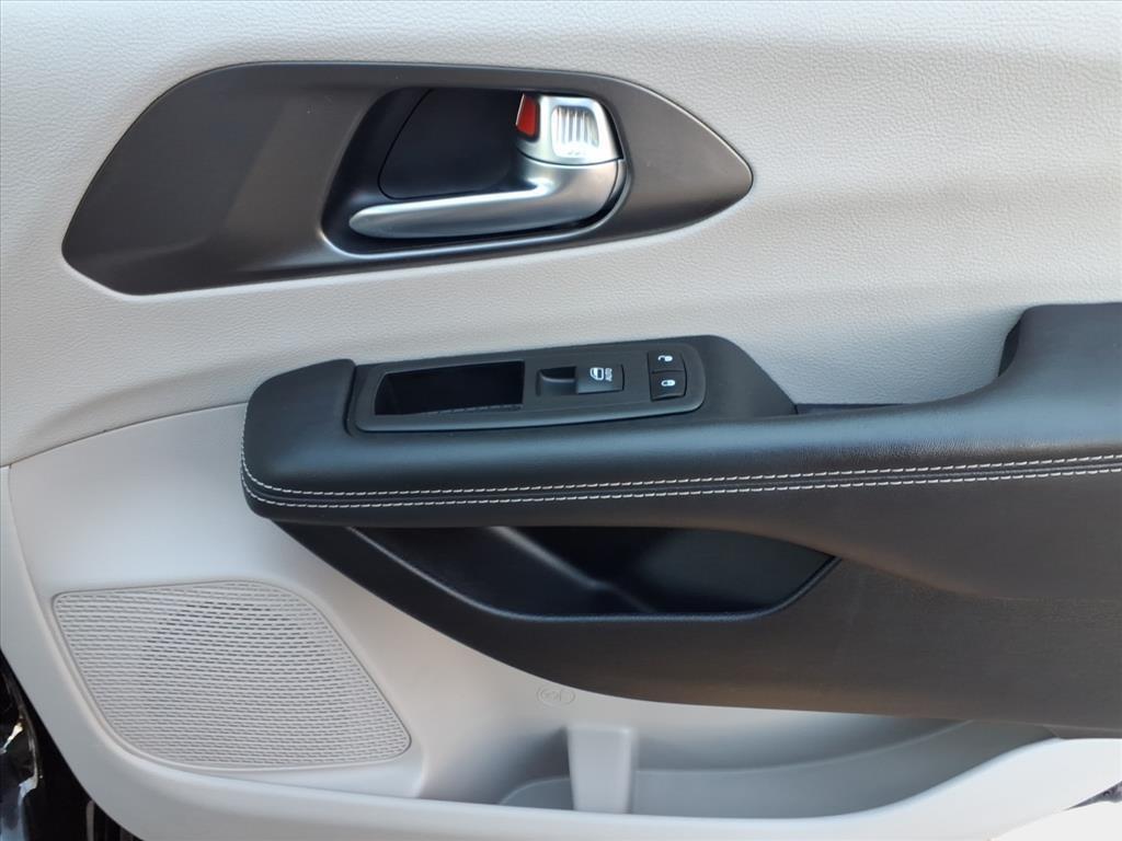 used 2024 Chrysler Pacifica car, priced at $27,200