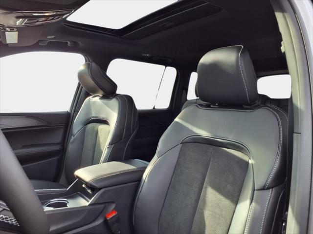 new 2025 Jeep Grand Cherokee car, priced at $40,001