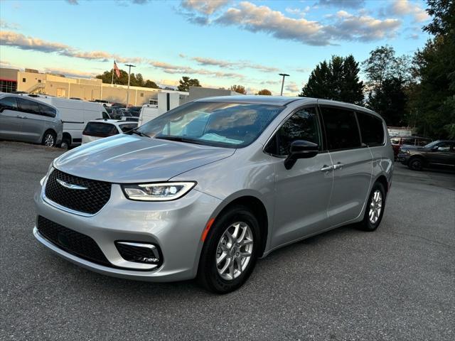 new 2024 Chrysler Pacifica car, priced at $35,051