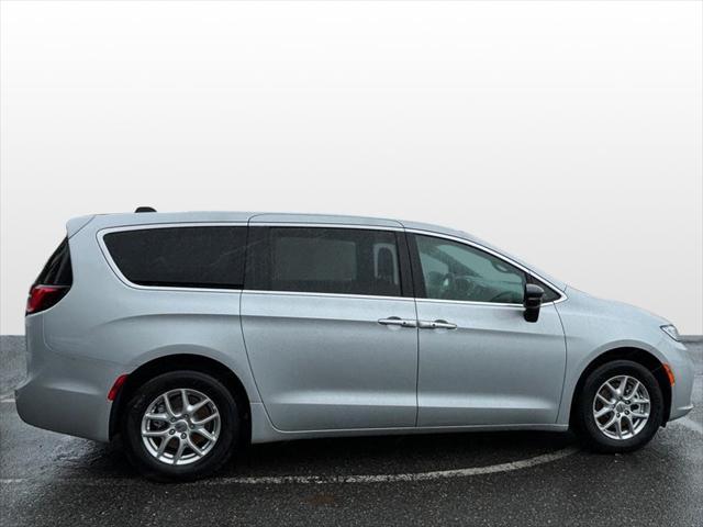 new 2024 Chrysler Pacifica car, priced at $39,065