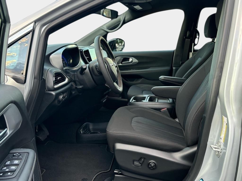 new 2024 Chrysler Pacifica car, priced at $37,893
