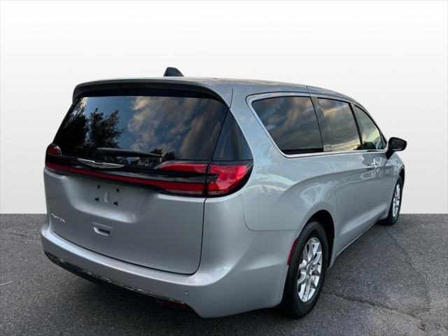 new 2024 Chrysler Pacifica car, priced at $35,051