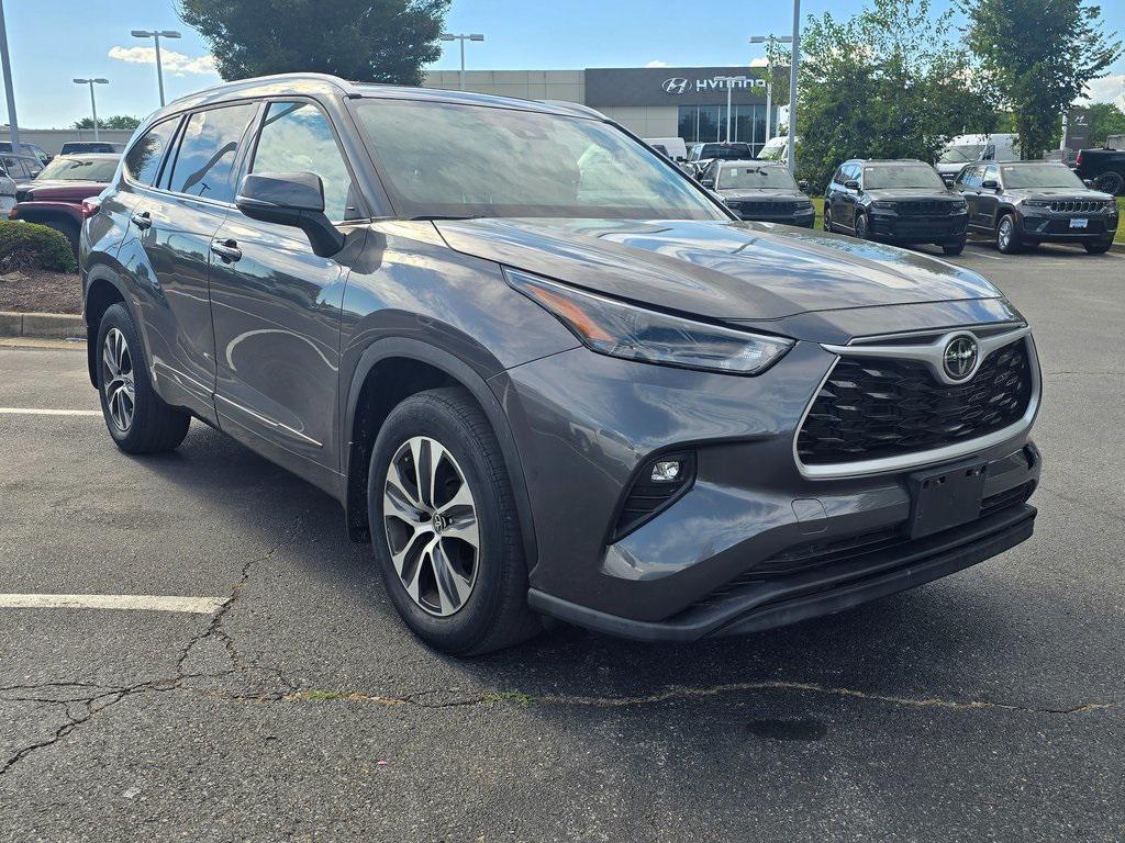used 2022 Toyota Highlander car, priced at $33,097