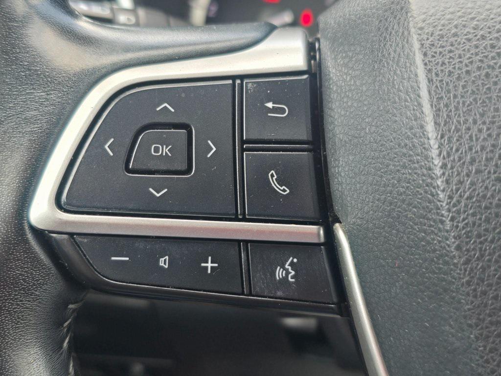 used 2022 Toyota Highlander car, priced at $33,097