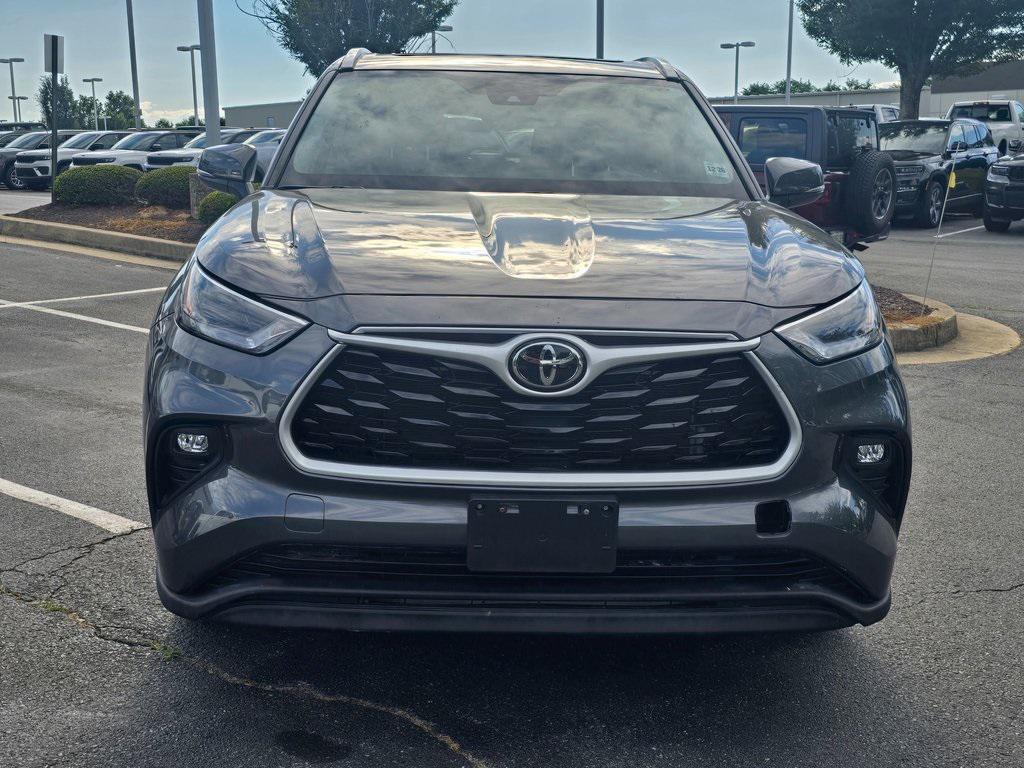 used 2022 Toyota Highlander car, priced at $33,097