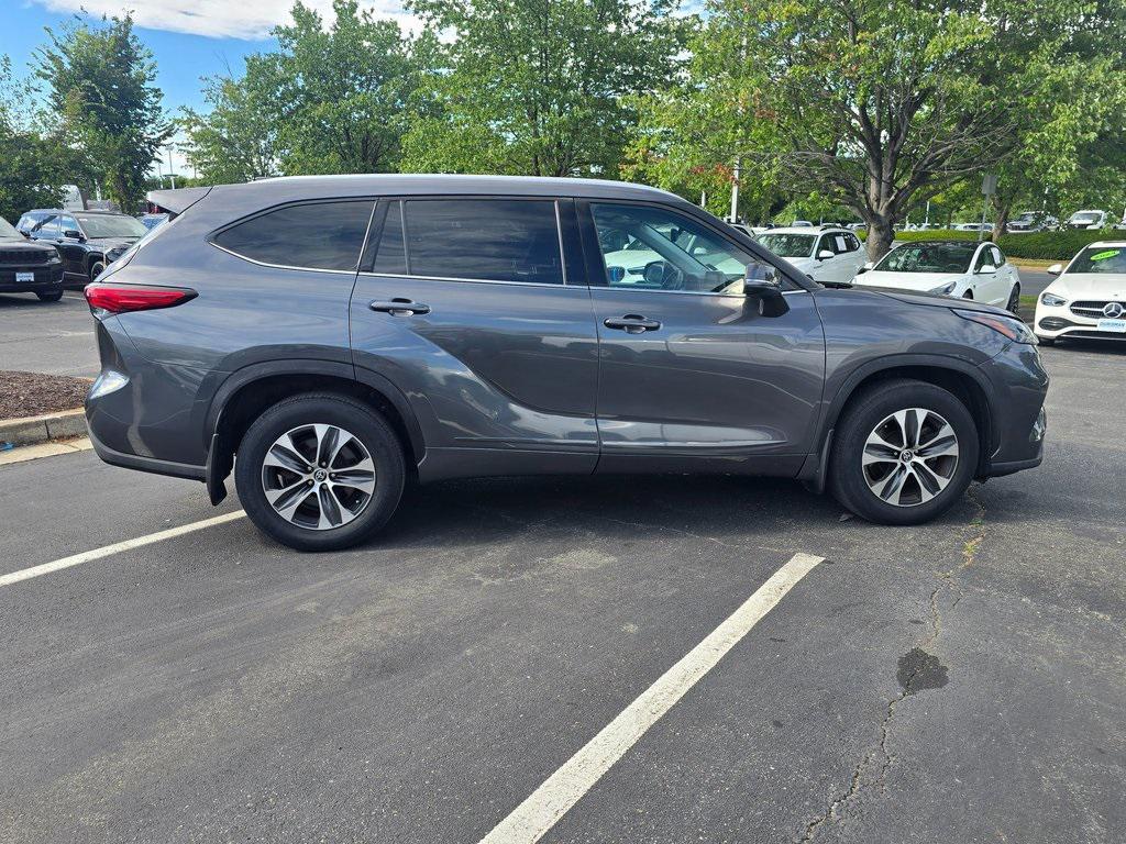 used 2022 Toyota Highlander car, priced at $33,097
