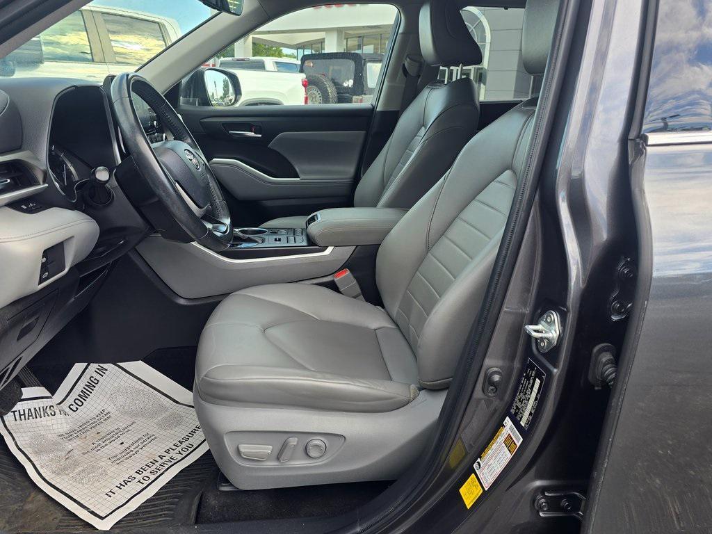 used 2022 Toyota Highlander car, priced at $33,097