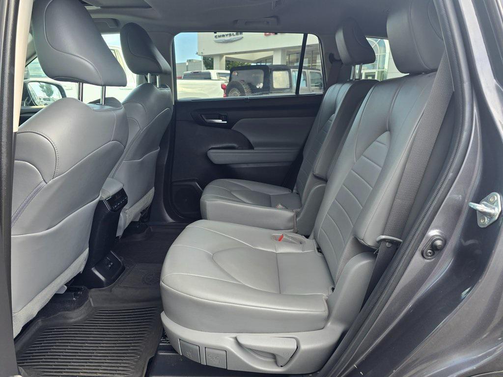 used 2022 Toyota Highlander car, priced at $33,097