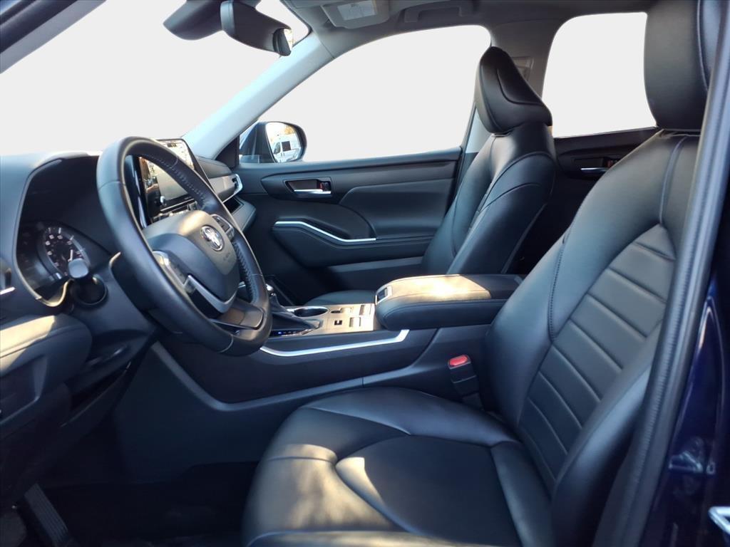 used 2022 Toyota Highlander car, priced at $35,400