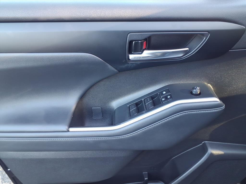 used 2022 Toyota Highlander car, priced at $35,400
