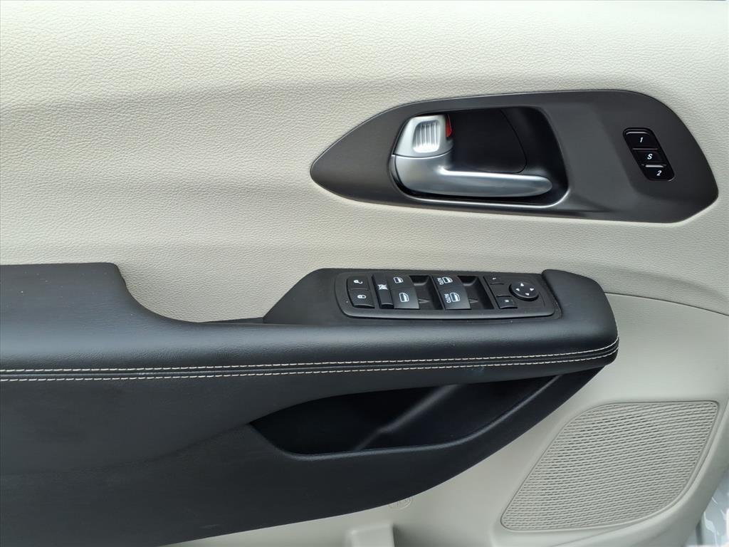 used 2024 Chrysler Pacifica car, priced at $27,531