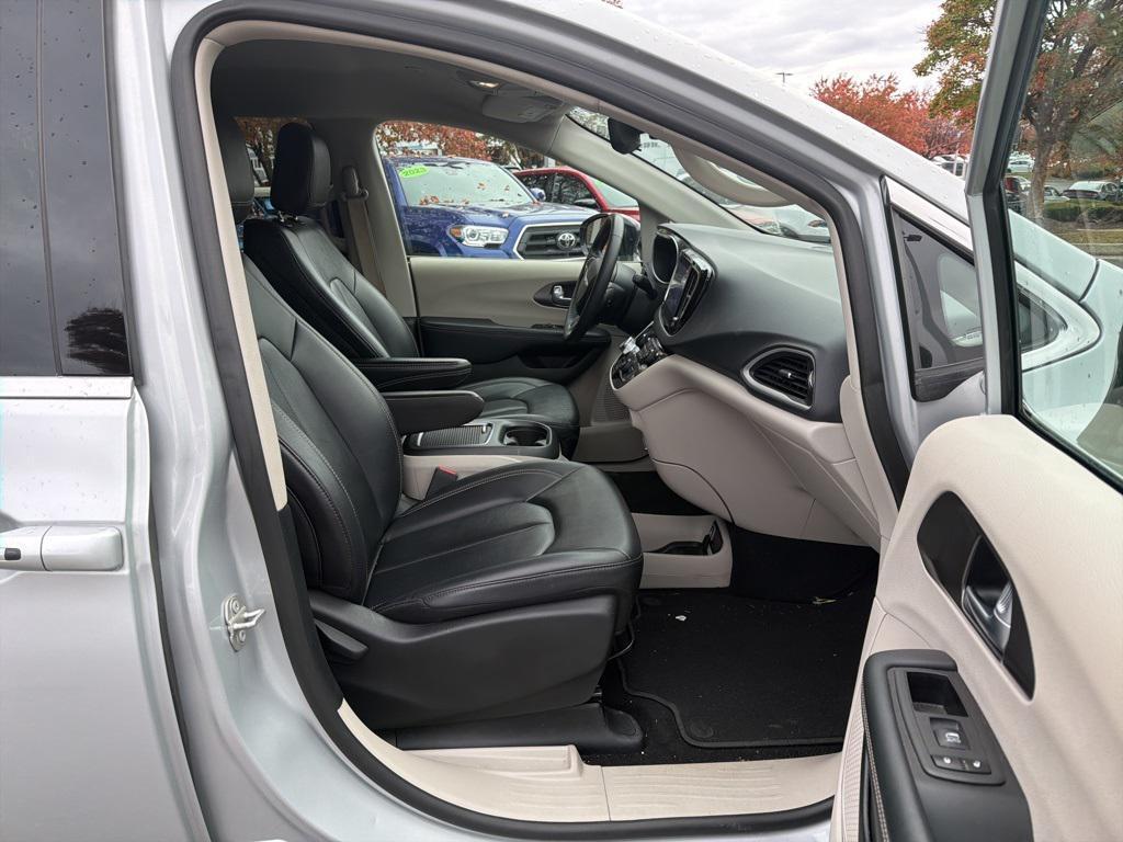 used 2024 Chrysler Pacifica car, priced at $27,700