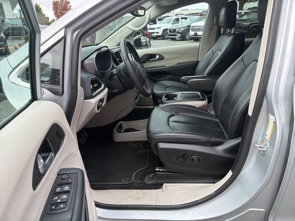 used 2024 Chrysler Pacifica car, priced at $27,700