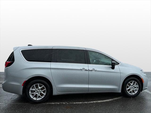 new 2024 Chrysler Pacifica car, priced at $39,065