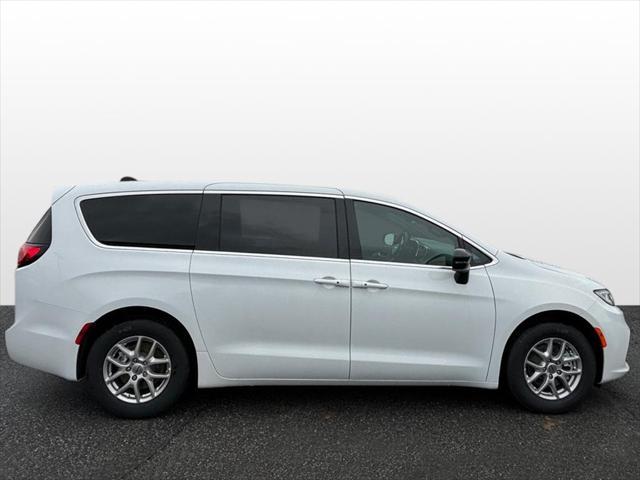 new 2024 Chrysler Pacifica car, priced at $38,870