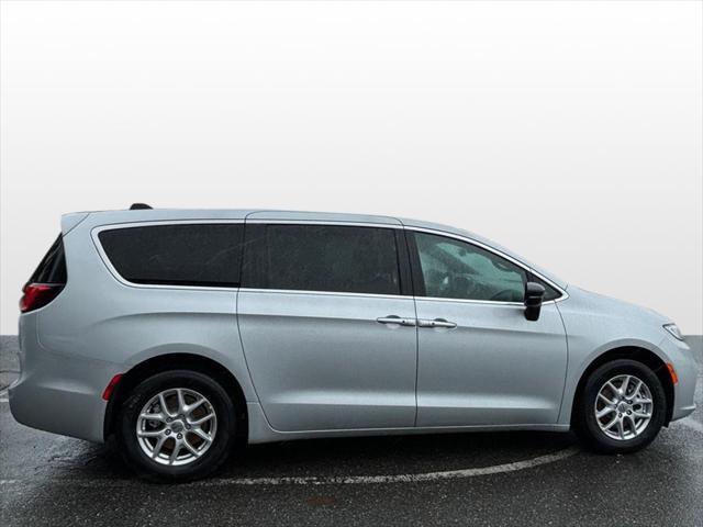 new 2024 Chrysler Pacifica car, priced at $33,037