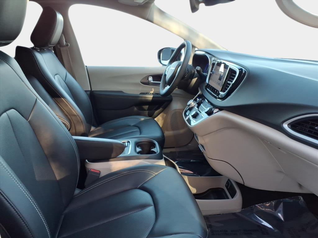 used 2024 Chrysler Pacifica car, priced at $27,200