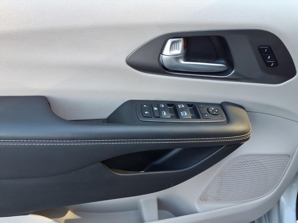 used 2024 Chrysler Pacifica car, priced at $27,200