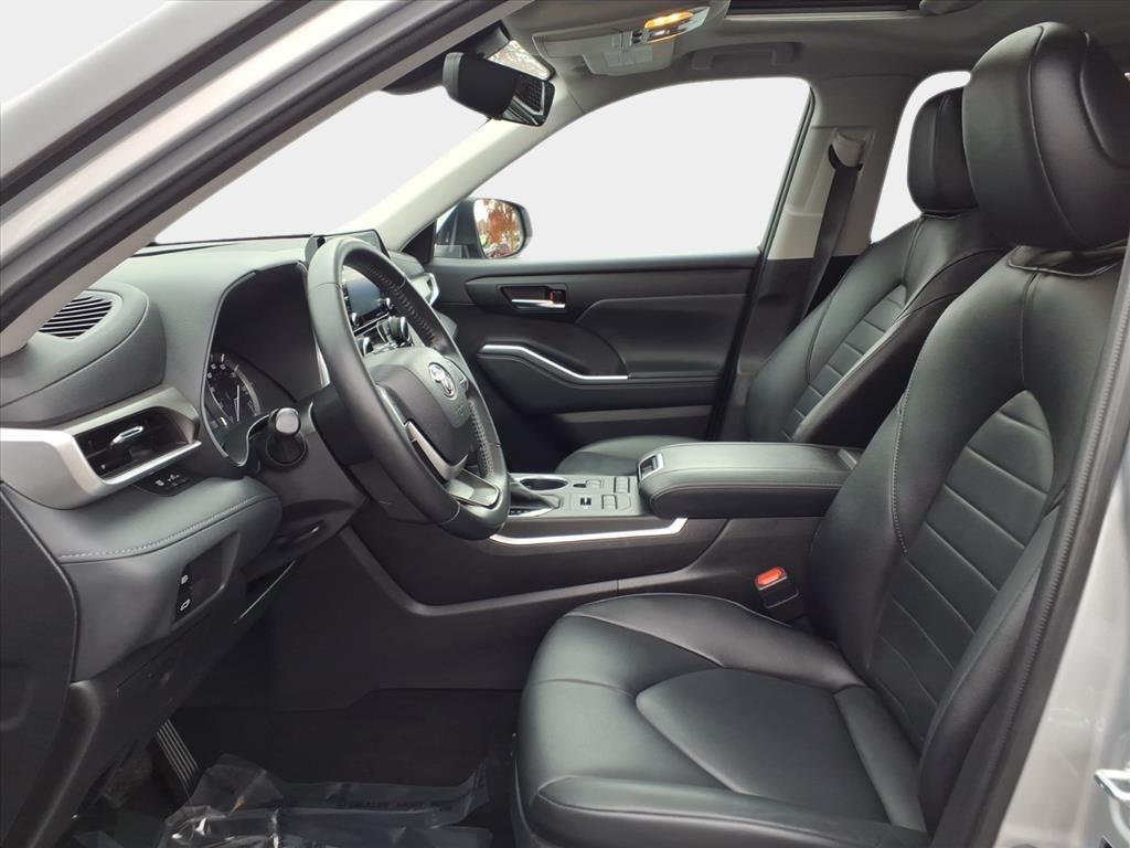 used 2022 Toyota Highlander car, priced at $35,900