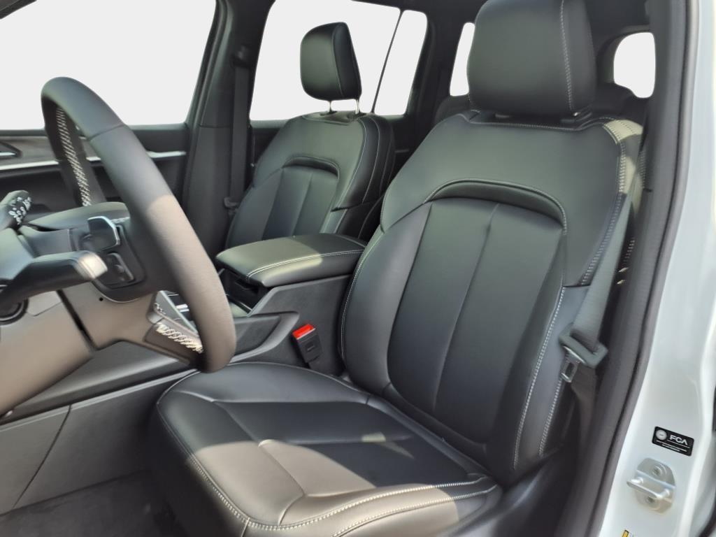 new 2025 Jeep Grand Cherokee car, priced at $37,776