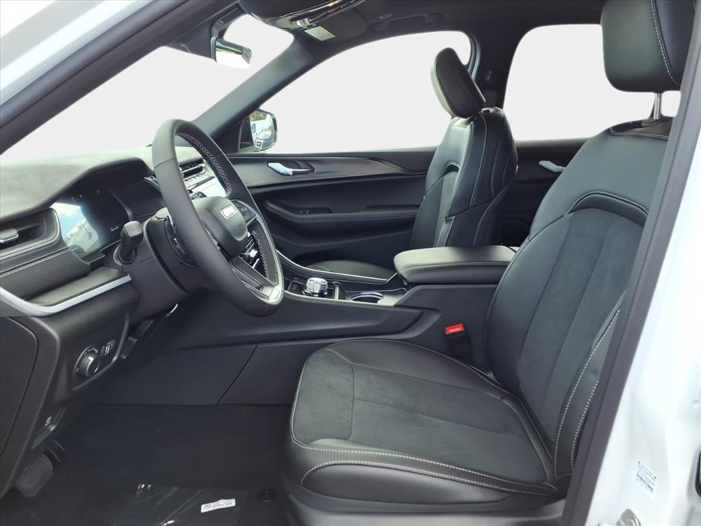 new 2025 Jeep Grand Cherokee car, priced at $34,040