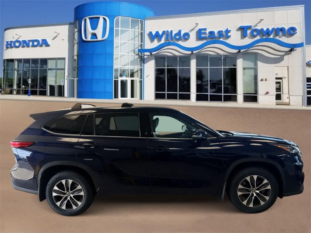 used 2022 Toyota Highlander car, priced at $36,124