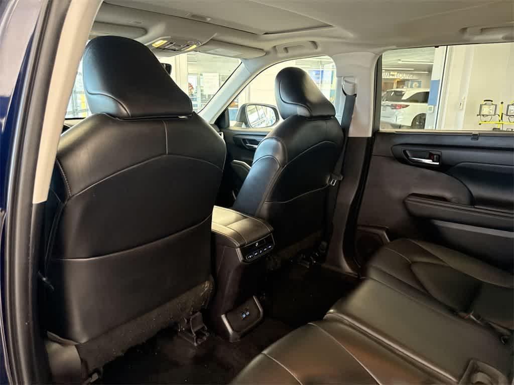 used 2022 Toyota Highlander car, priced at $36,124