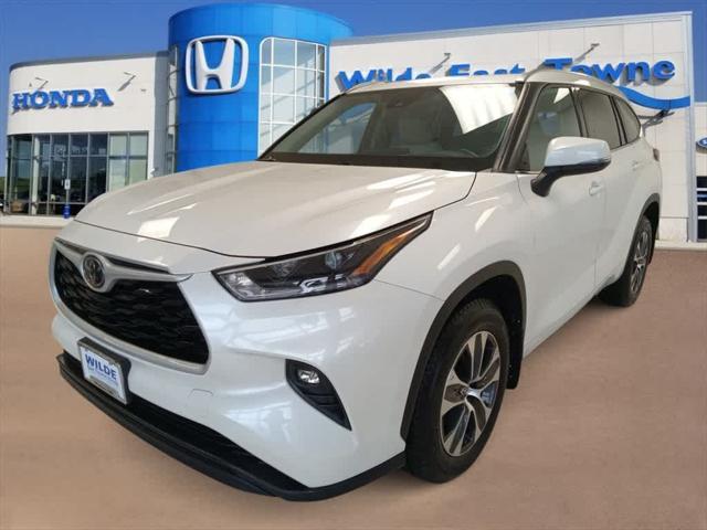 used 2021 Toyota Highlander car, priced at $35,821