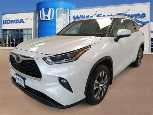 used 2021 Toyota Highlander car, priced at $35,821