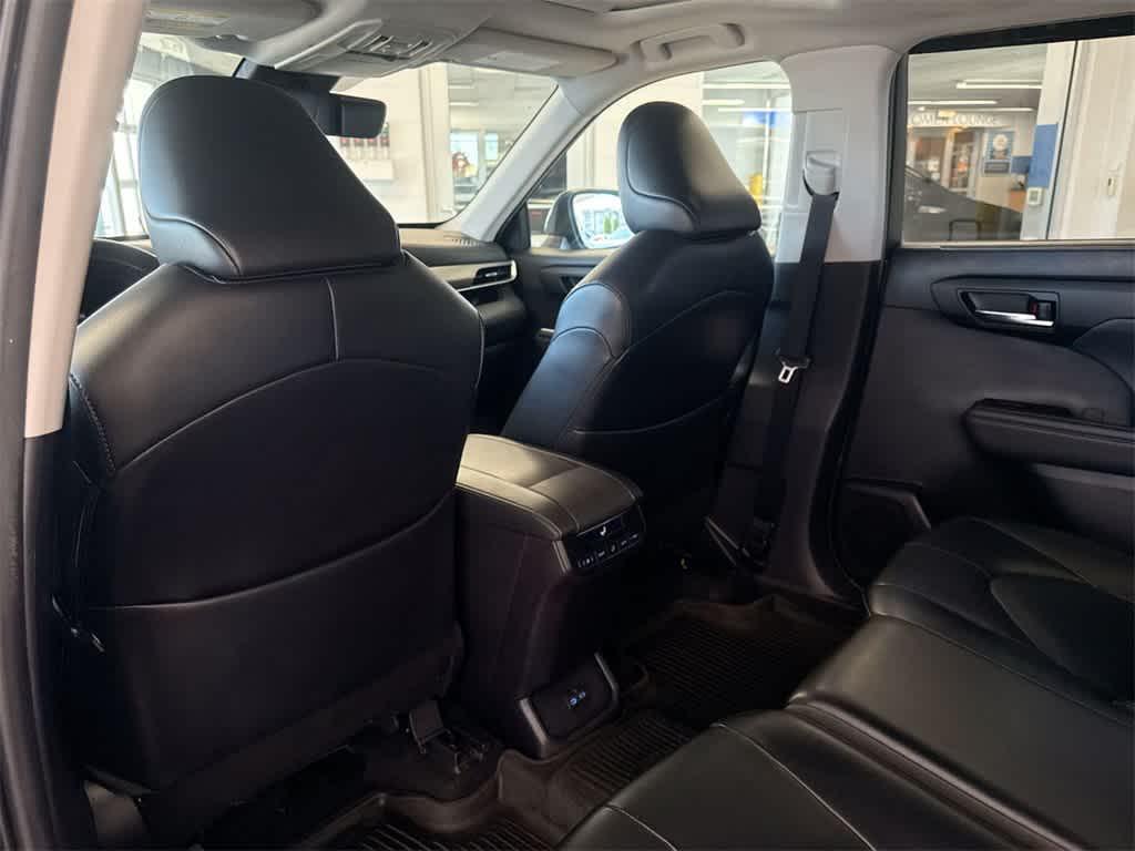 used 2022 Toyota Highlander car, priced at $30,484
