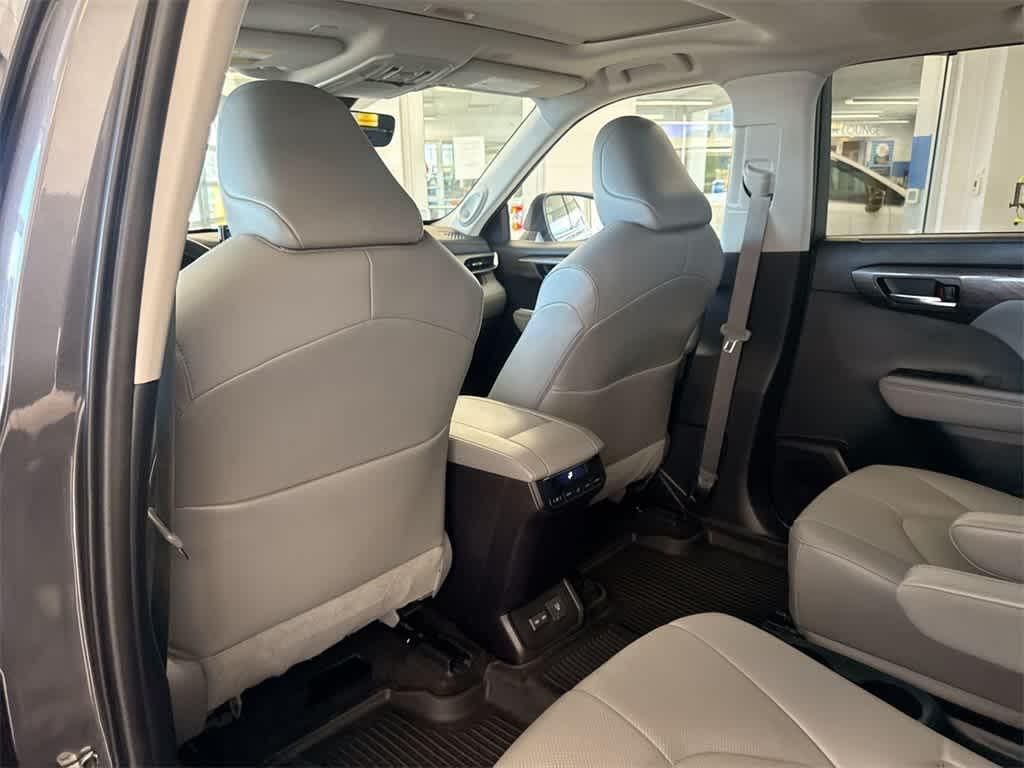 used 2023 Toyota Highlander car, priced at $41,832