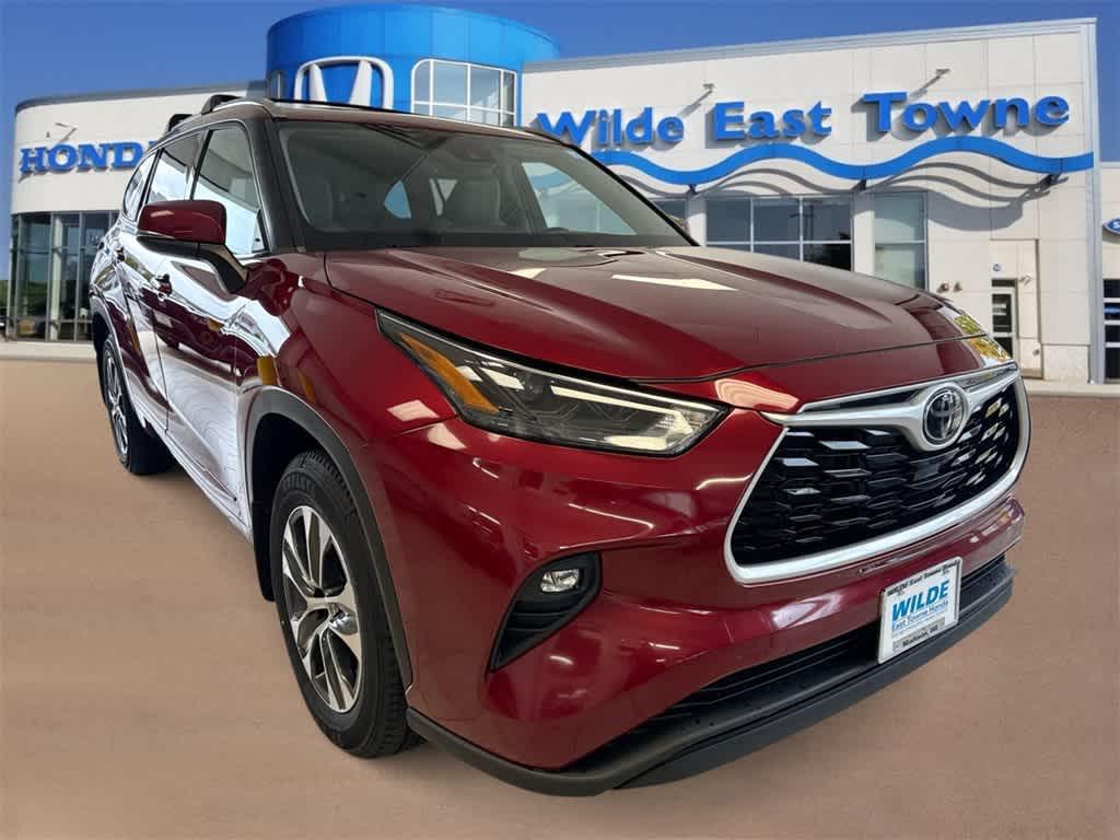 used 2022 Toyota Highlander car, priced at $35,065
