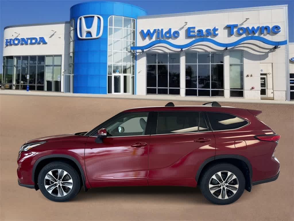 used 2022 Toyota Highlander car, priced at $35,065