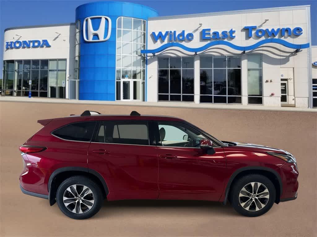 used 2022 Toyota Highlander car, priced at $35,065