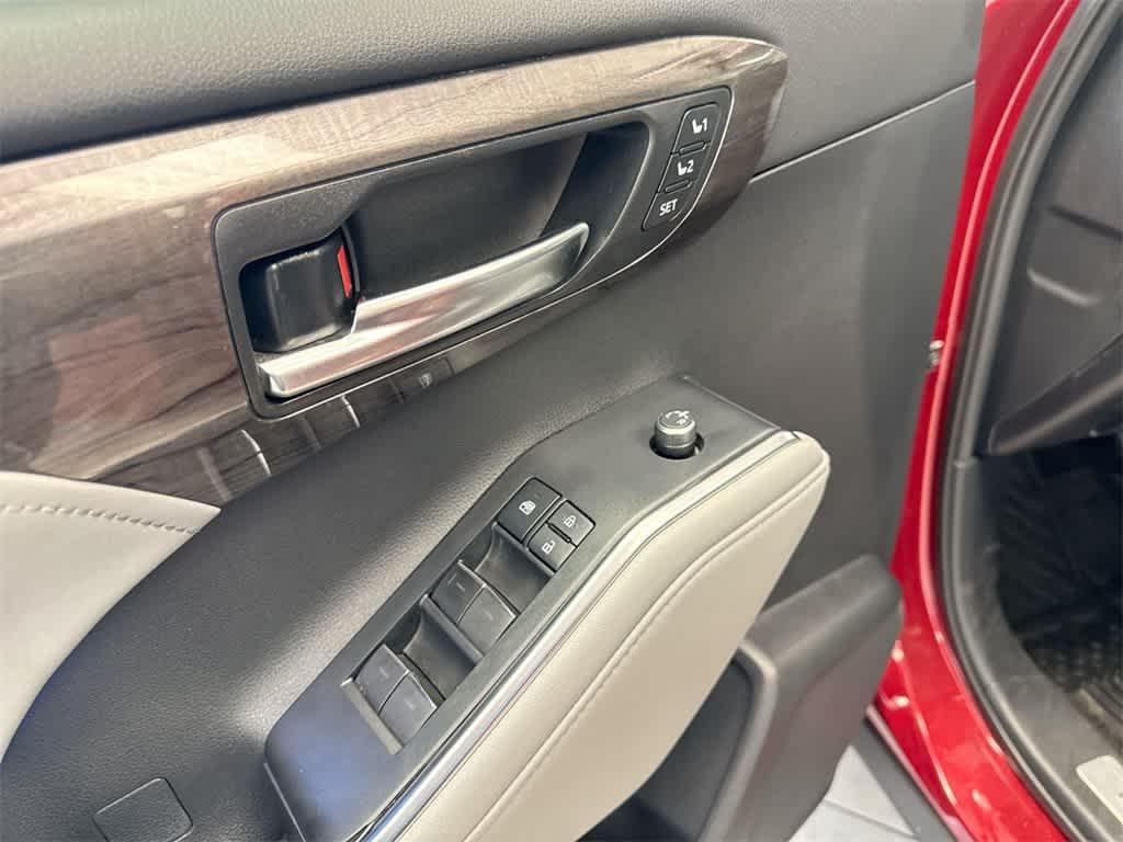 used 2021 Toyota Highlander Hybrid car, priced at $31,758