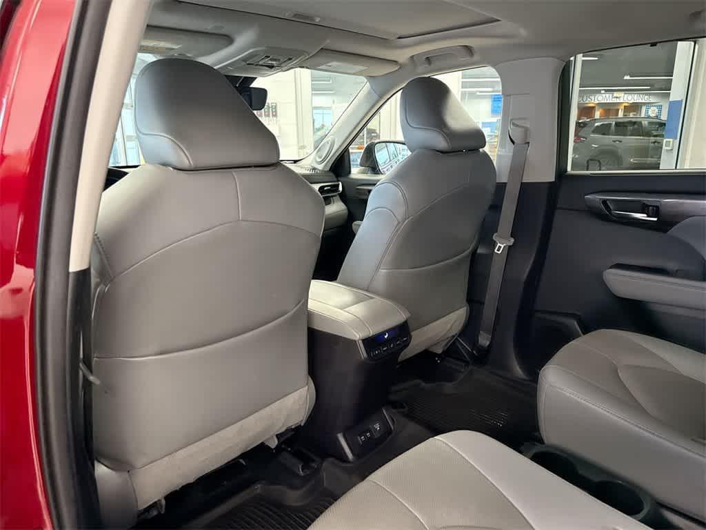used 2021 Toyota Highlander Hybrid car, priced at $31,758