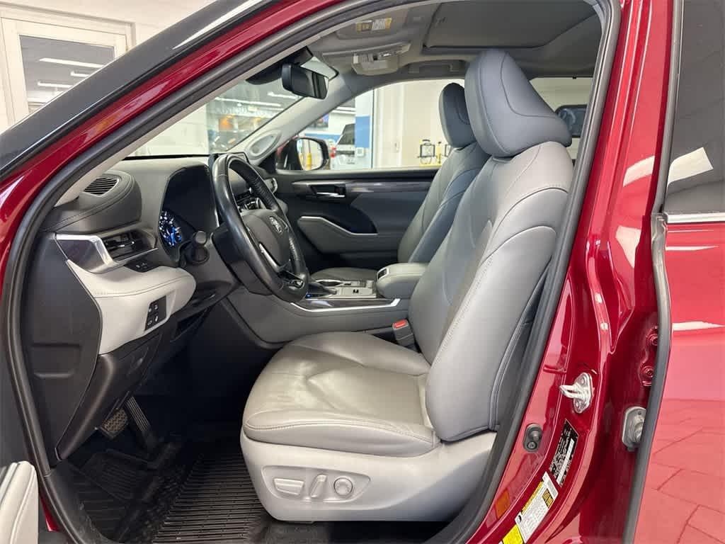 used 2021 Toyota Highlander Hybrid car, priced at $31,758